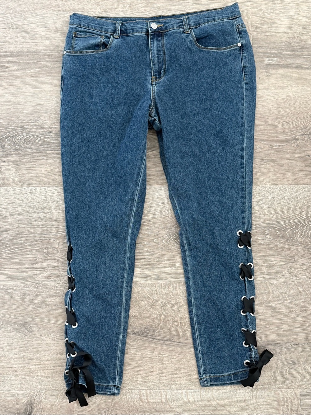 VENUS Size 16 Lace-Up Cropped Jeans